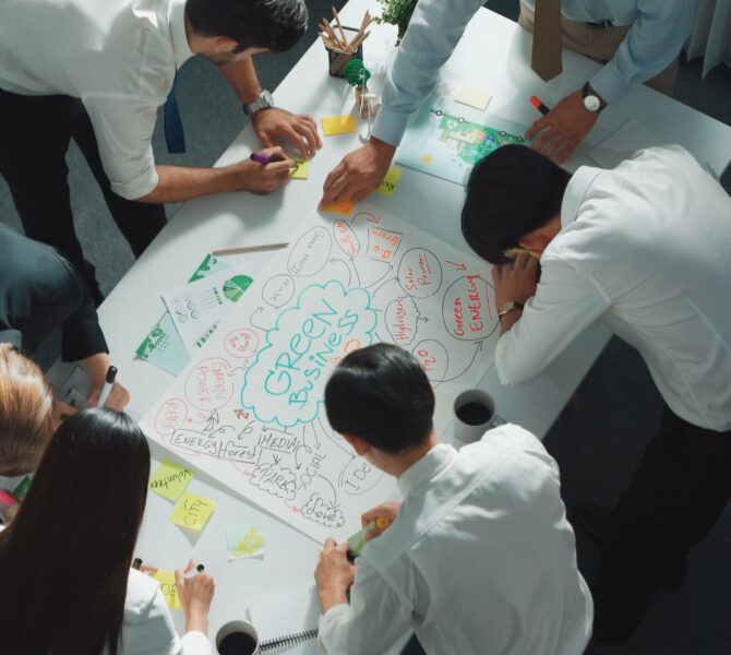 Top view of team work together to brainstorm environmental idea. Alimentation.